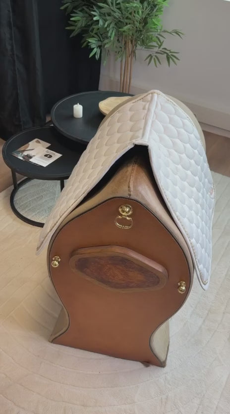 Charger la vidéo : TdeT - Tapis de dressage Diane blanc