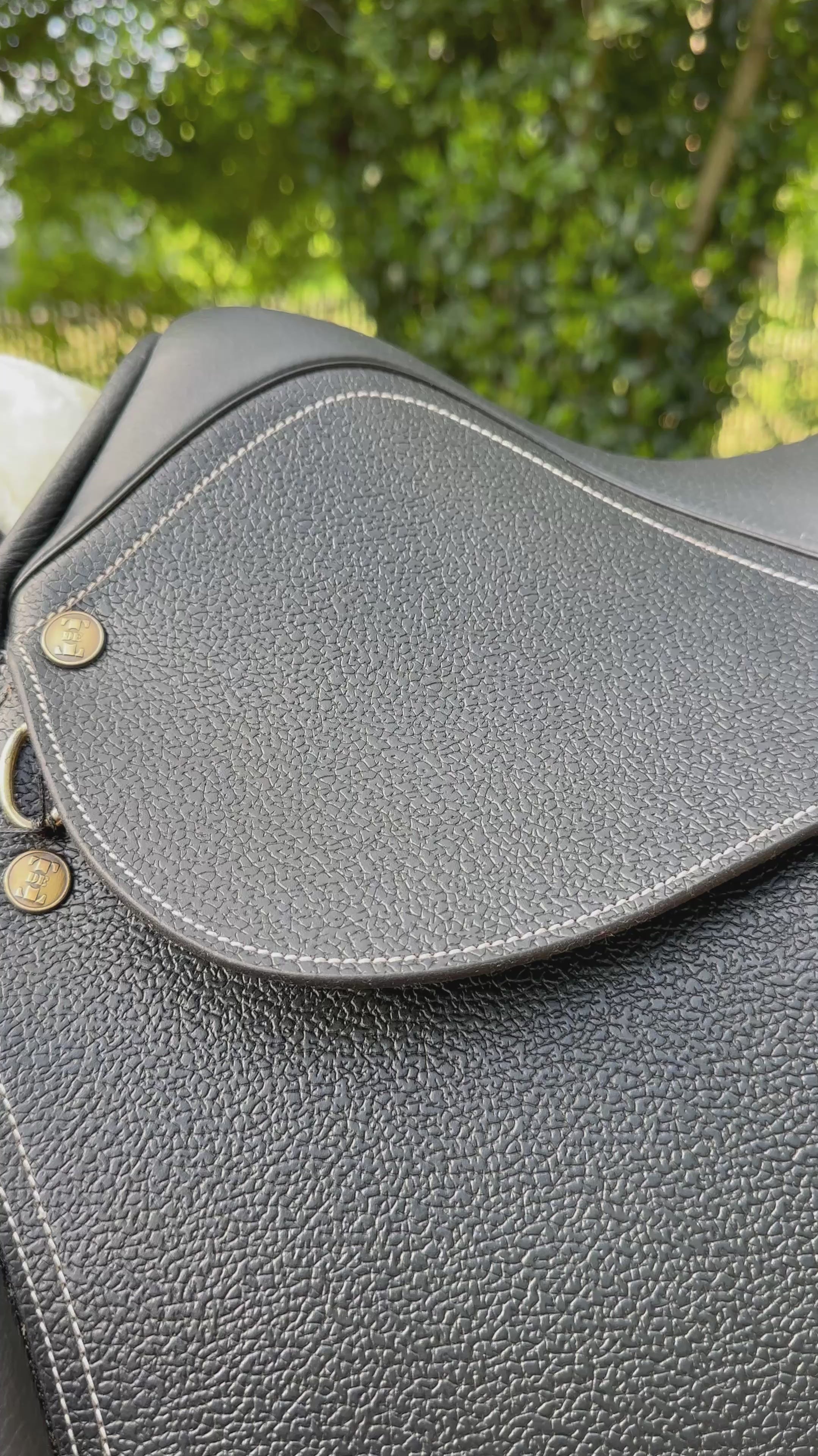 Load video: Barry leather all-purpose saddle