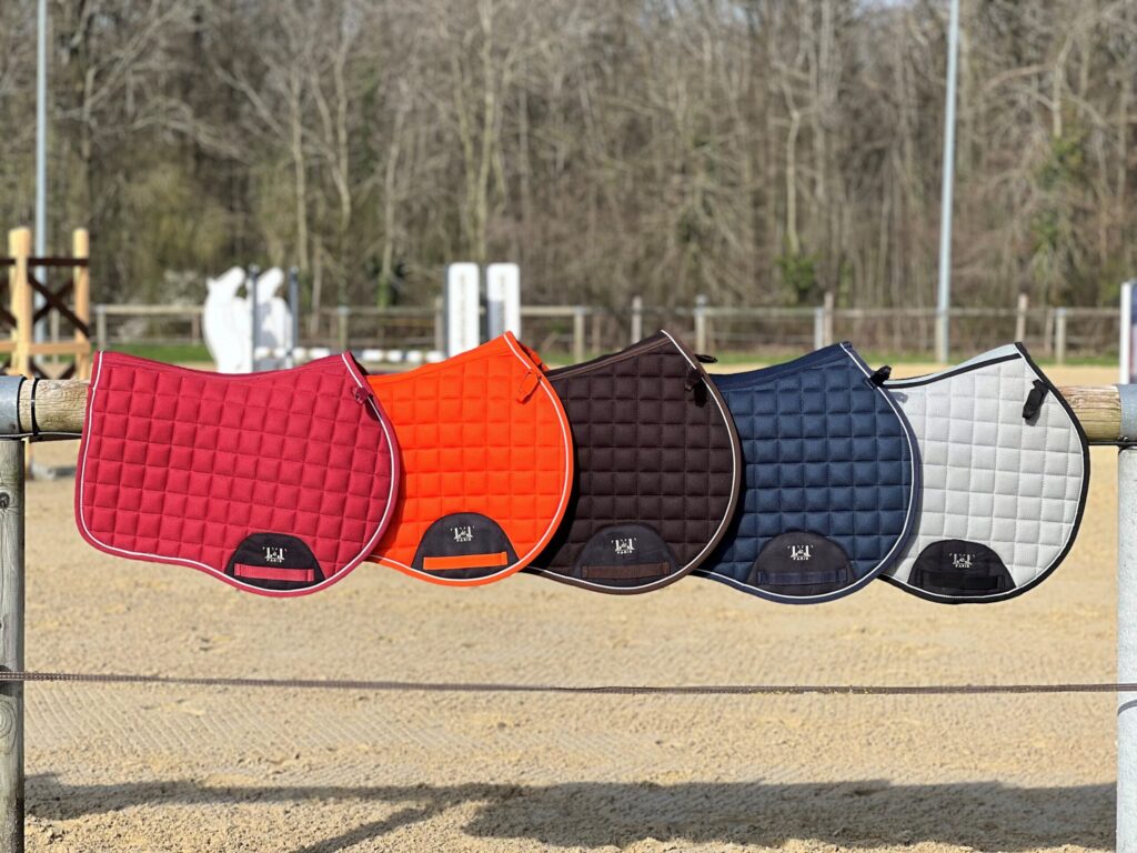 Tapis Air Mesh sur barrière, de couleurs : bordeaux, orange, marron, bleu et gris